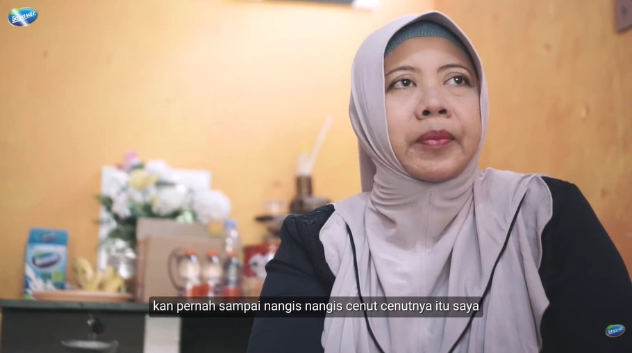 sempat menangis menahan lutut yang sakit kini Bu Tuti bisa aktif bergerak setelah rutin minum Gamamilk